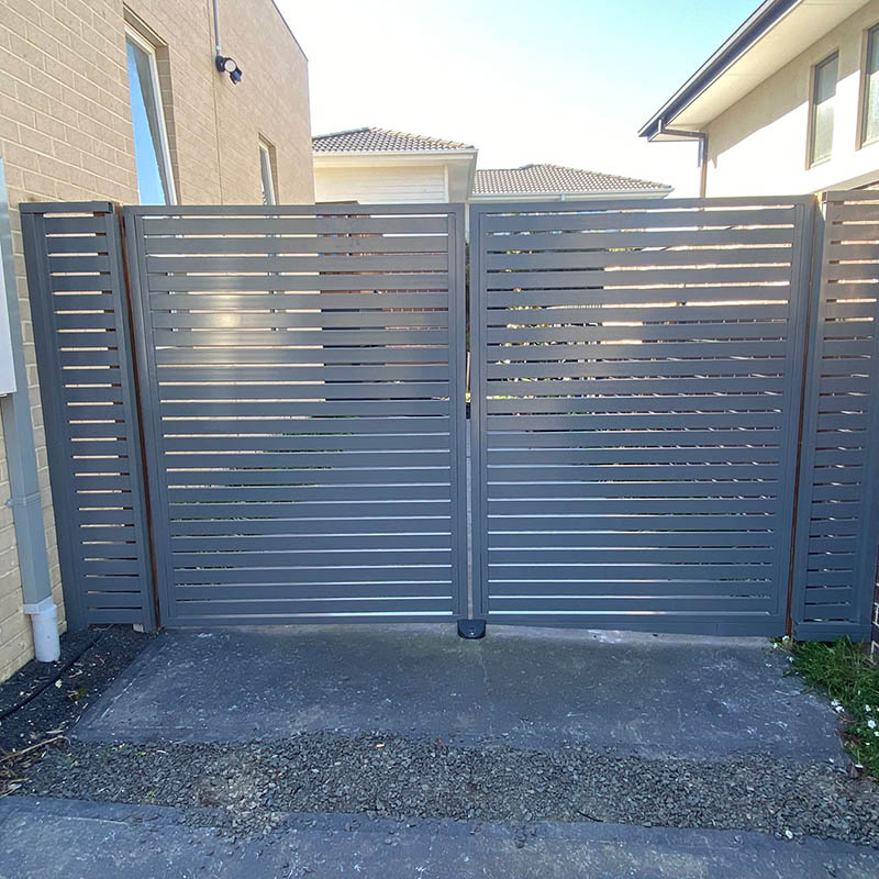 //realmetalfencing.com.au/wp-content/uploads/2023/12/Aluminium-horizontal-slat-Double-swing-gate-.jpg